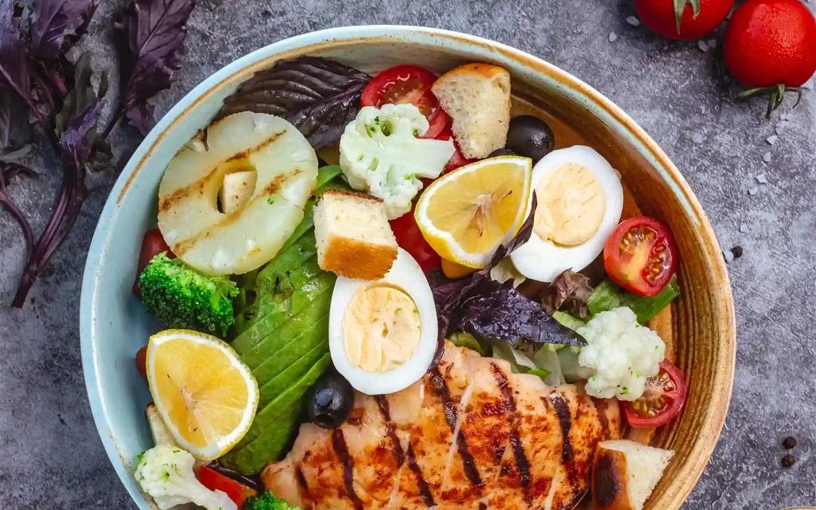 Bowl fitness com frango grelhado, ovos e vegetais