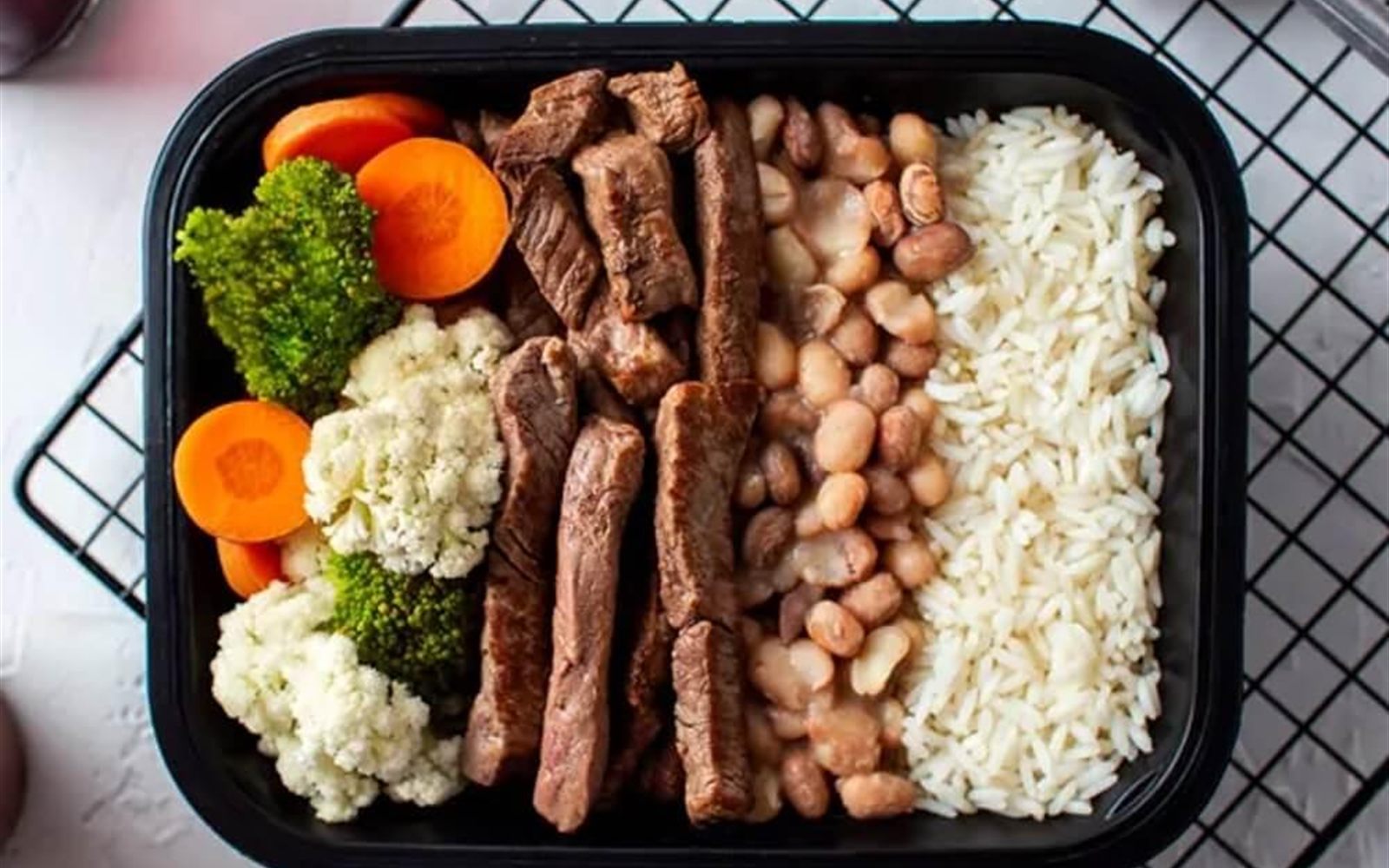 Marmita fitness com carne, arroz, feijão e legumes