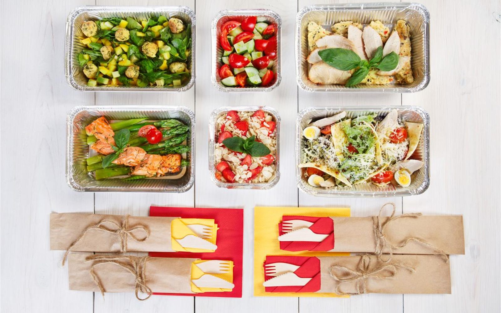 Conjunto de marmitas fitness variadas em recipientes