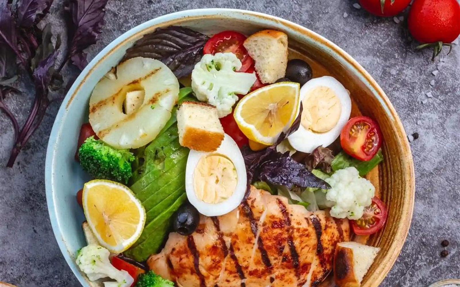 Marmita fitness com composição equilibrada e visual premium