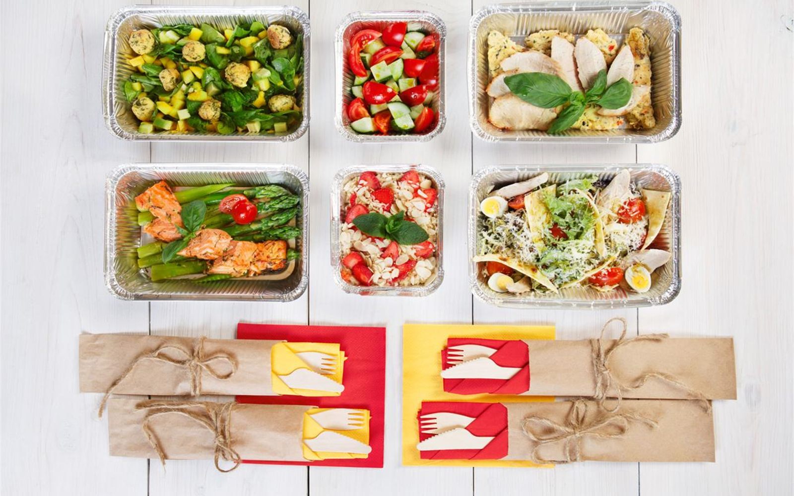 Marmitas fitness organizadas em recipientes para planejamento semanal